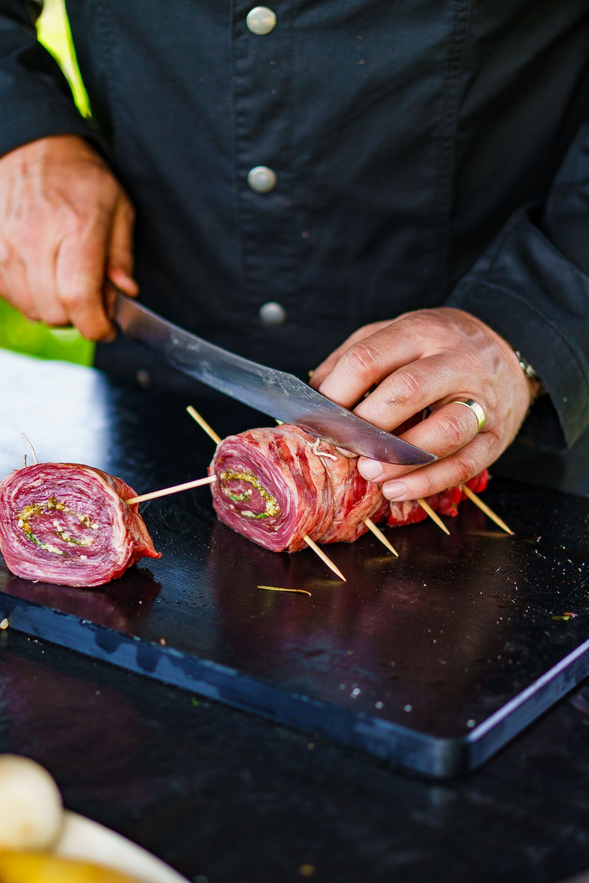 Fleischroulade wird mit dem Messer geschnitten