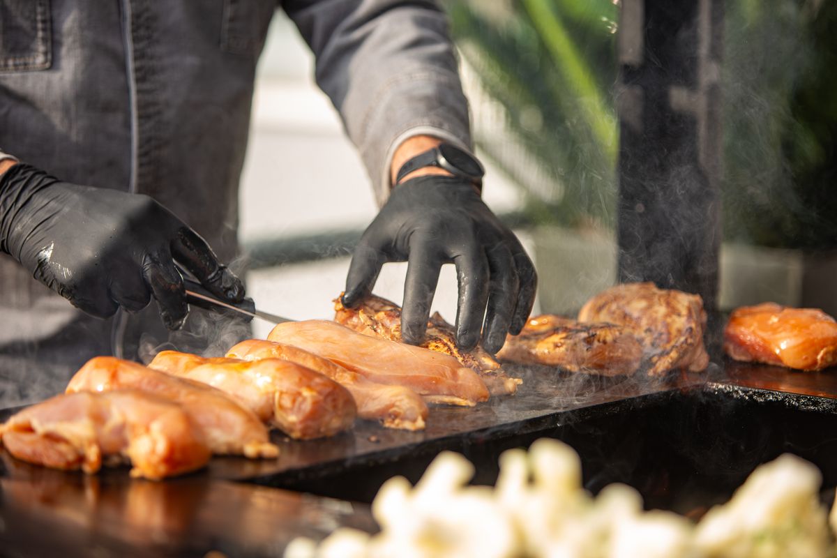 Fleisch und Hähnchen auf der heißen Grillplatte