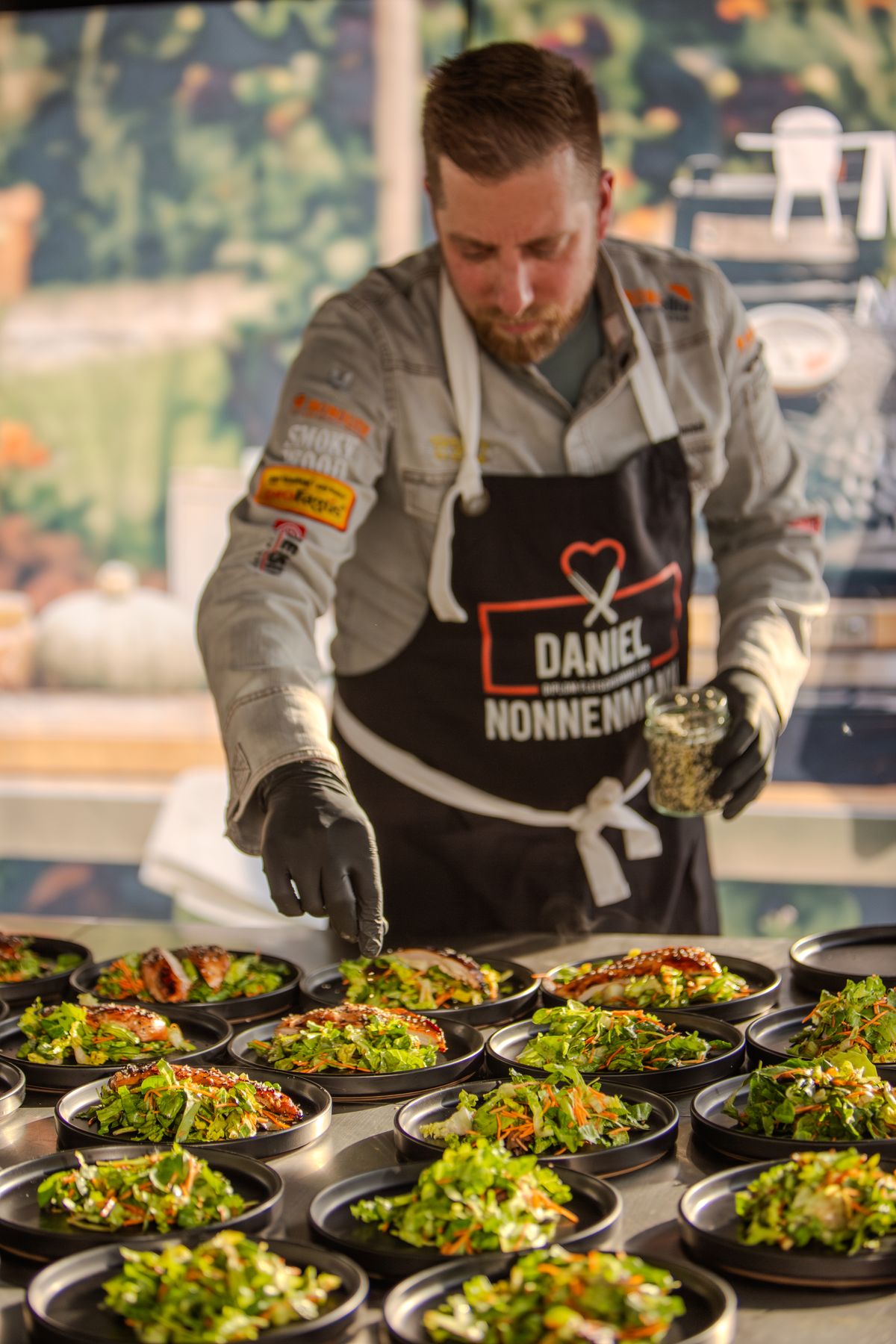 Daniel Nonnenmann richtet Salat-Teller an